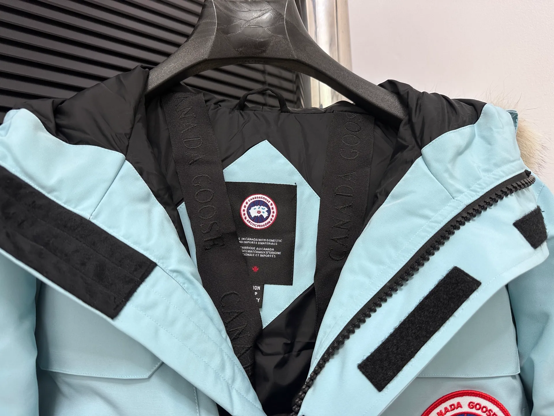 P780 Top Purchasing Version (Wolf Hair Optional) 🇨🇦CANADA GOOES 24 new models 08 models/couple models Factory direct supply: supplying global purchasing agents, micro-business, entities, Tmall, high-end stalls and studio cooperation, free shipping! Canada Goose Expedition Parka 2008 is the same style for men and women. It is mid-length and the most timeless classic. All Arctic and Antarctic scientific expedition teams choose Canada Goose as their cold-proof equipment. It is the Rolls-Royce of down jackets. ➖ Industry-leading anti-counterfeiting chip sensing. ➖ Imported Behringer embroidery machines and customized embroidery labels, the highest level and industry leading. ➖ Imported Korean 21-count polyester-cotton blended original fabric, TC85 waterproof coated fabric, water-repellent, windproof and wear-resistant. ➖ The new national standard 80 white duck down is filled with an average of 520 grams of down. The amount of down filled is industry-leading. ➖ 100% nylon lining with double double-layer sealing design to prevent velvet running, and seamless thread design on the cuffs! ➖ Western Canadian Green Wolf Collar. ➖ Yoshida YKK provides original factory-customized electroplated sliders. YKK two-way lockable zippers are tight and smooth and do not peel off paint. ➖ 3M composite Velcro is durable and the accessories and hardware are all custom-made. Note: Our copywriting is only simple and clear. Instead of bragging about the copywriting, it is better to compare and understand with samples. Only for the purest goose, the most dedicated, the most professional, the highest quality, the highest cost performance!  Size:XS-XXL
